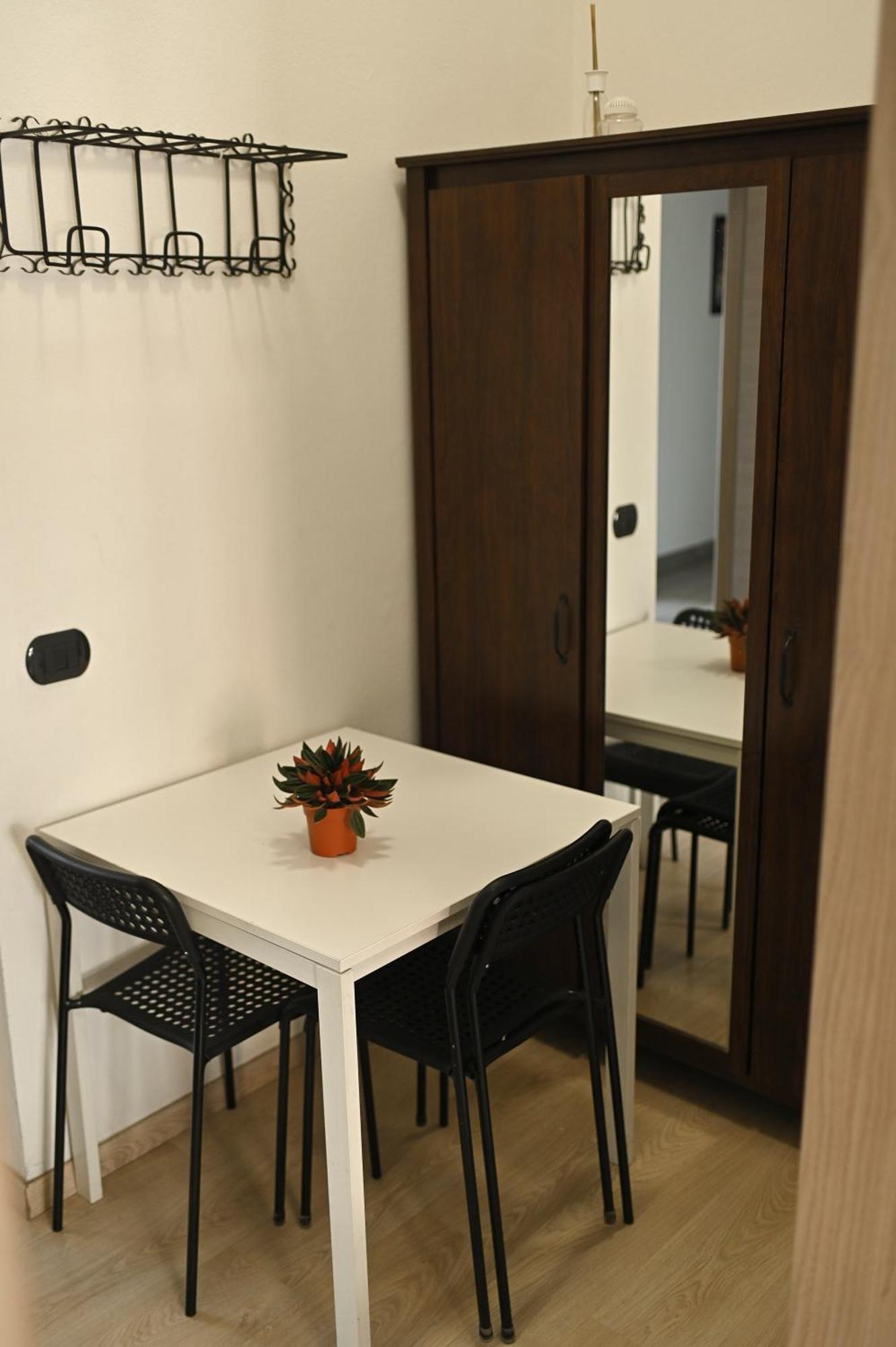 La Gloria Rho Private Rooms Only Eksteriør bilde